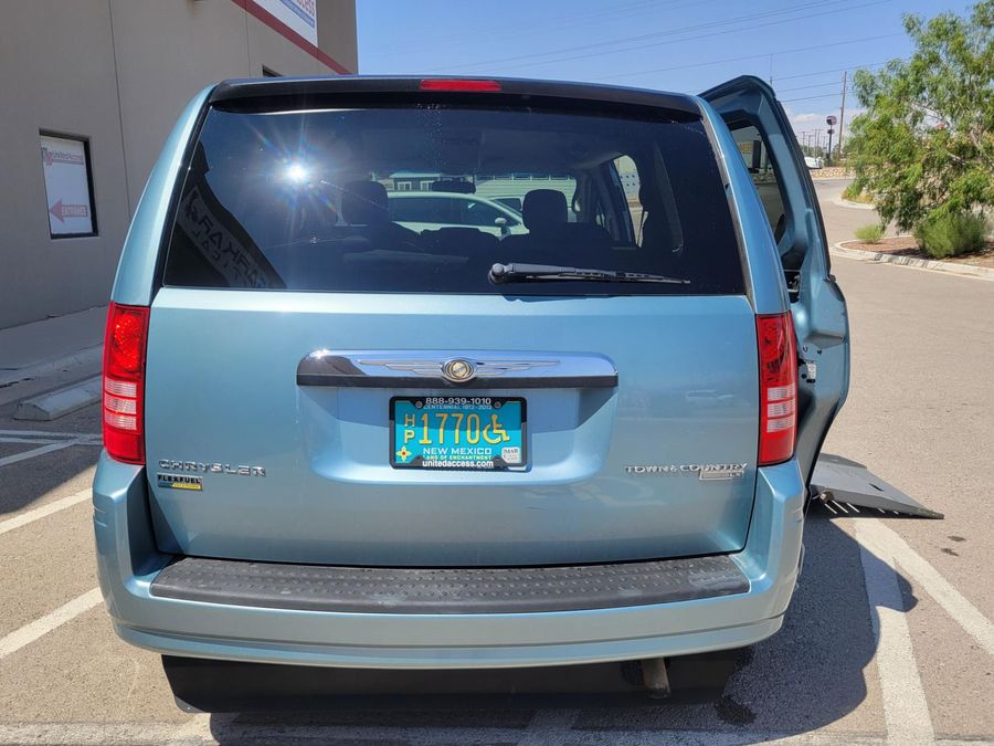 Used 2009 Chrysler Town and Country LX - BraunAbility Side Entry Entry Fold Out Automatic Ramp