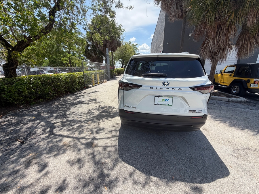 White Toyota Sienna image number 4
