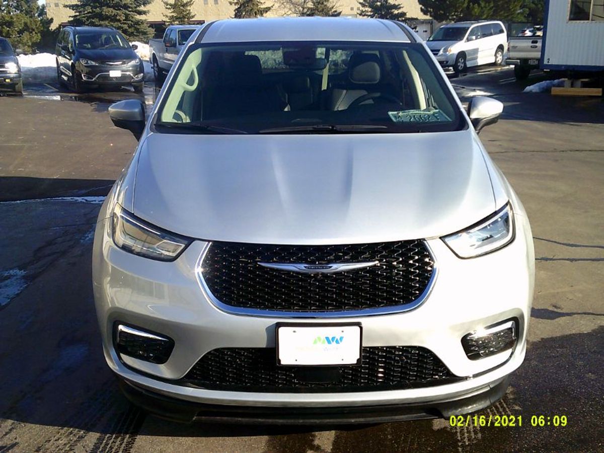 Silver Chrysler Pacifica image number 2