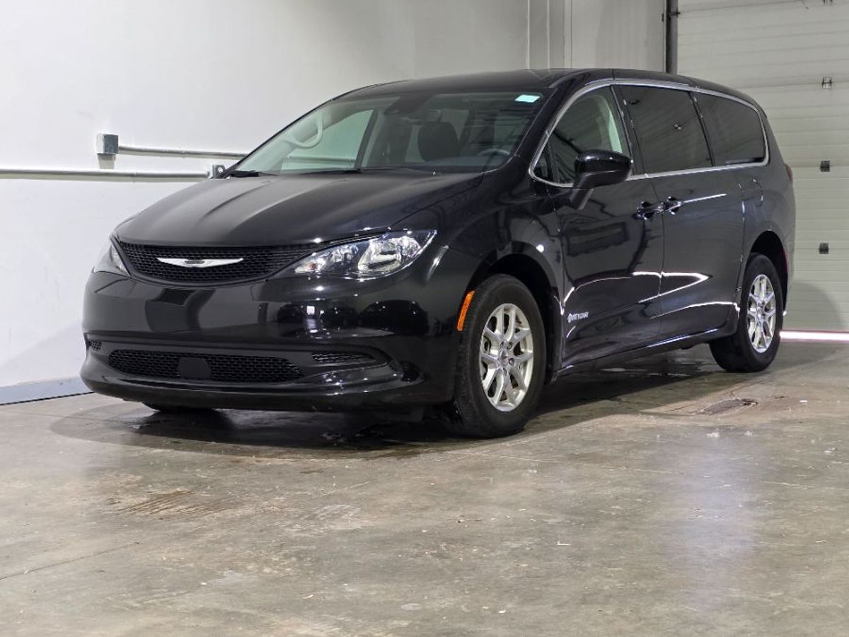 Black Chrysler Voyager image number 7