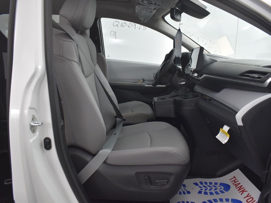 New 2025 Toyota Sienna Hybrid XLE Base - BraunAbility Side Entry Entry Fold Out Automatic Ramp