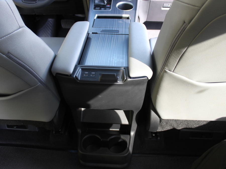 White Toyota Sienna image number 13