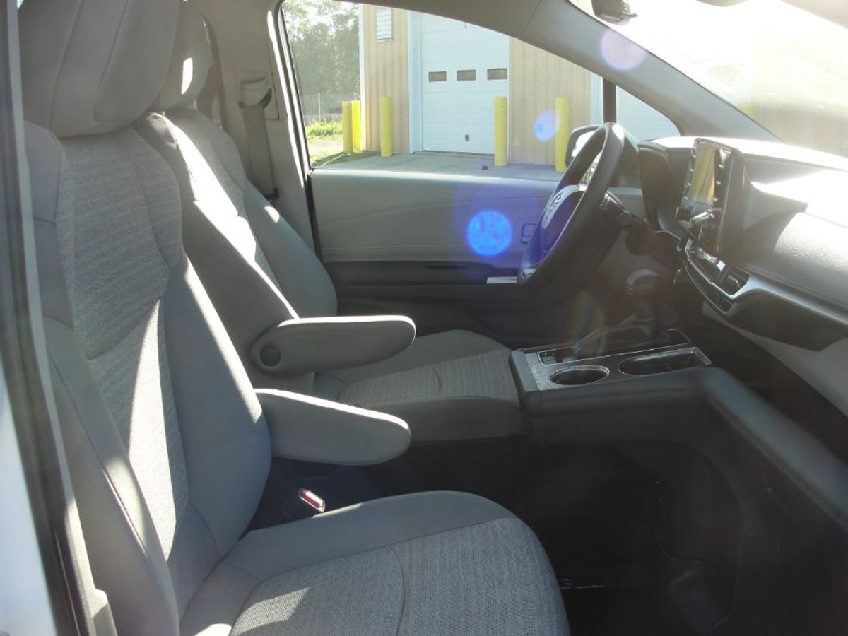 White Toyota Sienna image number 14