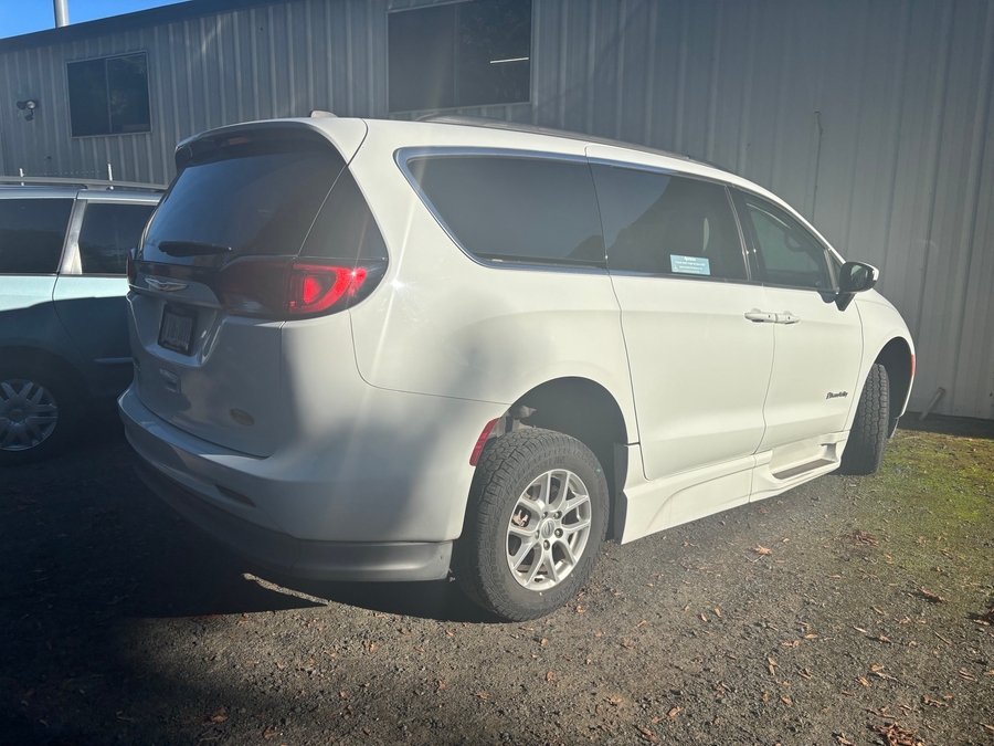 Used 2021 Chrysler Voyager LXi - BraunAbility Side Entry Fold Out Automatic Ramp