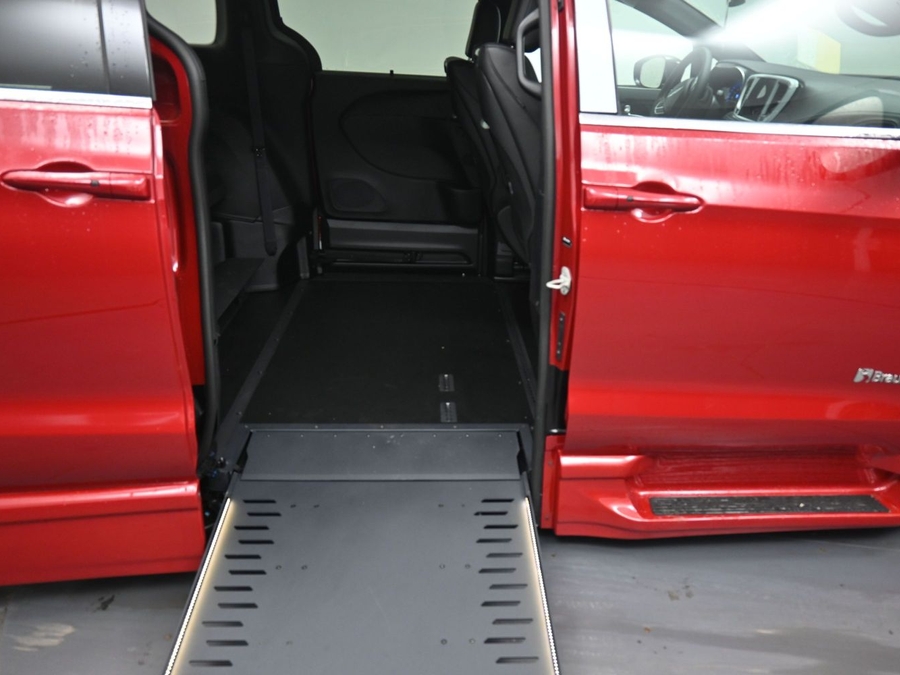New 2026 Chrysler Pacifica Select Plus - BraunAbility Side Entry In Floor Automatic Ramp