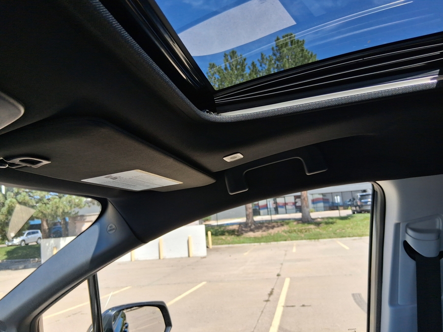 Blue Toyota Sienna image number 23
