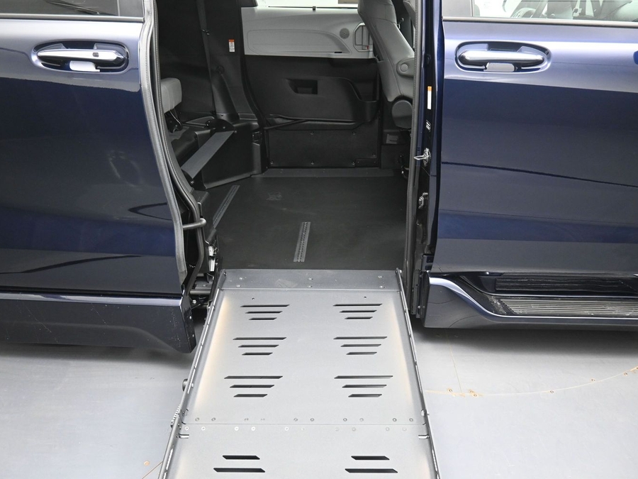 New 2026 Toyota Sienna Hybrid XLE Base - BraunAbility Side Entry Entry Fold Out Automatic Ramp