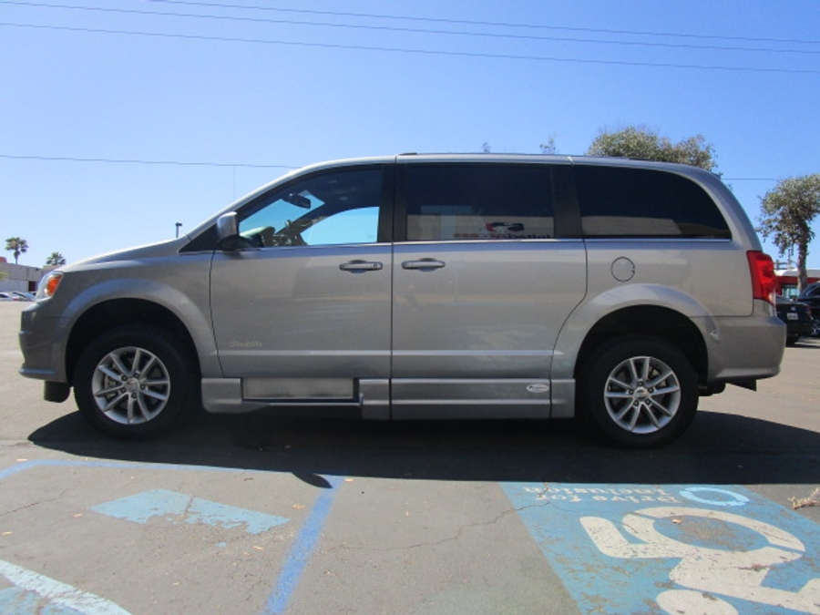 Used 2019 Dodge Grand Caravan SXT - Revability Side Entry Entry Fold Out Automatic Ramp