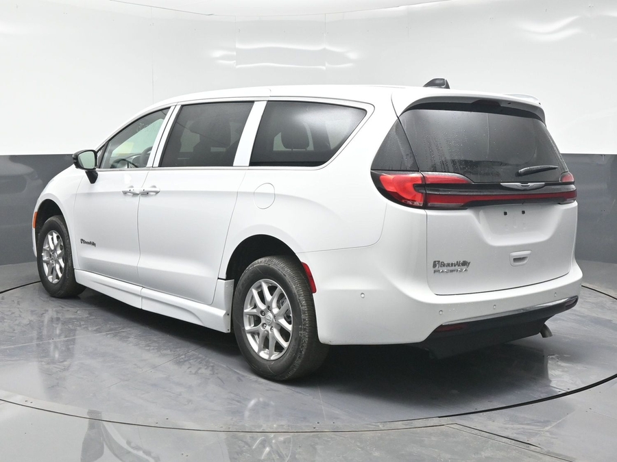 White Chrysler Pacifica image number 4