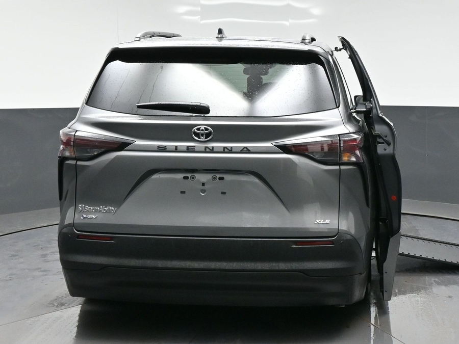 Grey Toyota Sienna image number 2