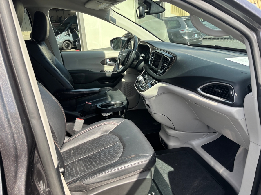 Used 2019 Chrysler Pacifica Touring L - BraunAbility Side Entry Entry Fold Out Automatic Ramp