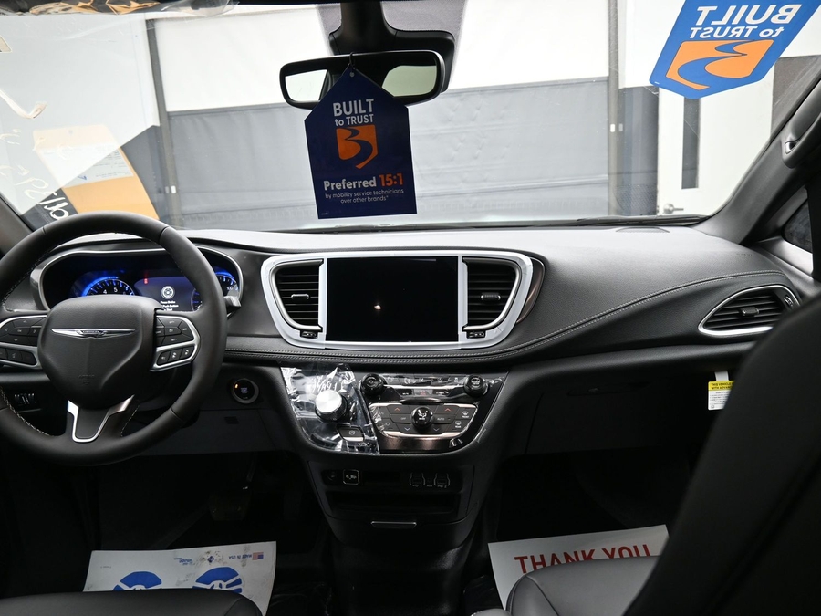 Black Chrysler Pacifica image number 12