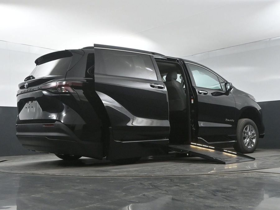 New 2025 Toyota Sienna Hybrid XLE Plus - BraunAbility Side Entry Entry Fold Out Automatic Ramp