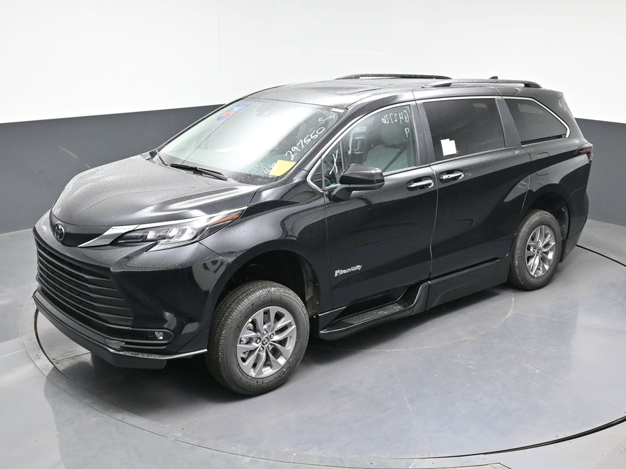 New 2026 Toyota Sienna Hybrid XLE Base - BraunAbility Side Entry Entry Fold Out Automatic Ramp