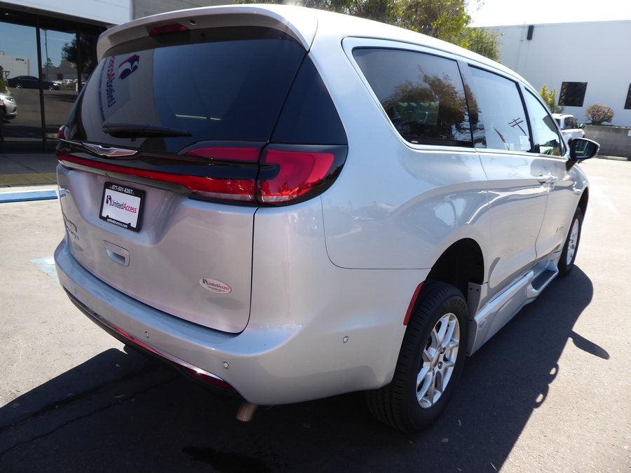 2023 Chrysler Pacifica Touring L - Photo 14