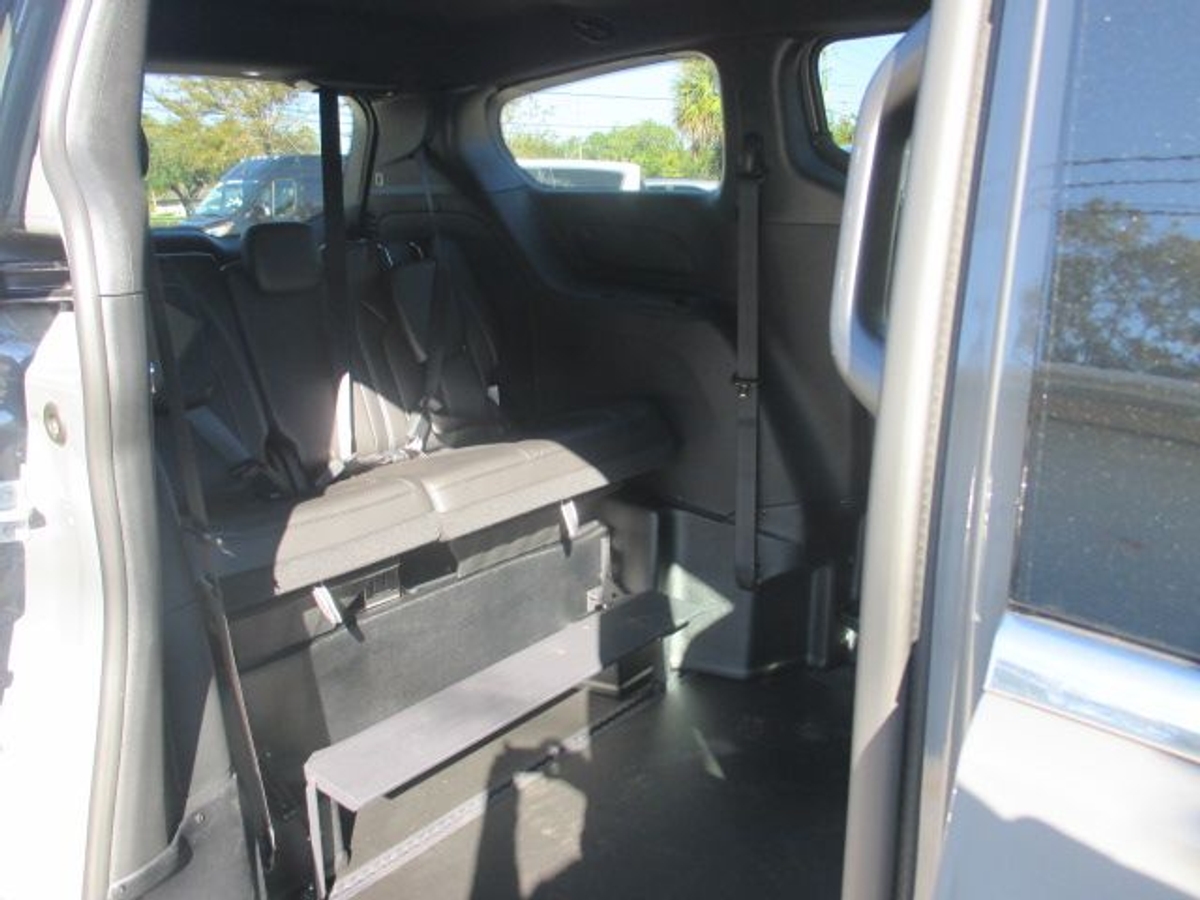 Grey Chrysler Pacifica image number 7