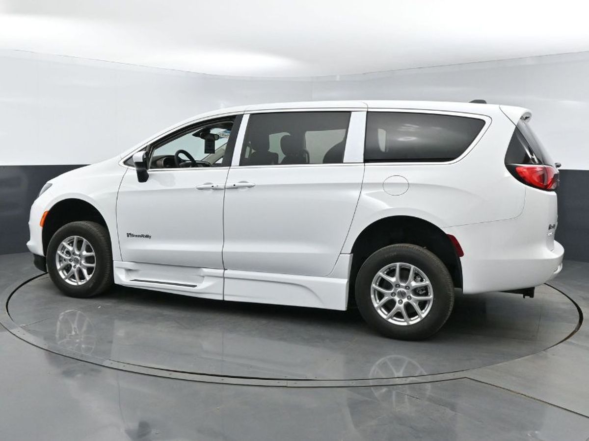 White Chrysler Voyager image number 3