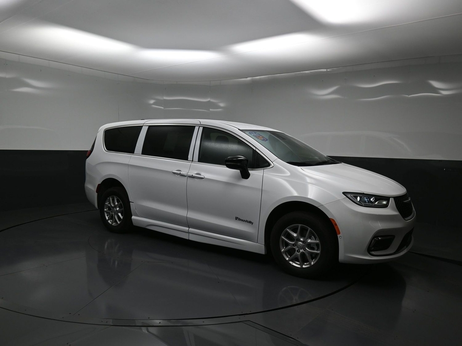 White Chrysler Pacifica image number 17