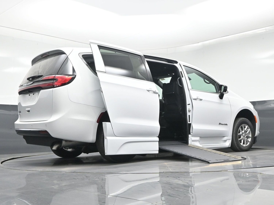 New 2026 Chrysler Pacifica Select Plus - BraunAbility Side Entry Entry In Floor Automatic Ramp
