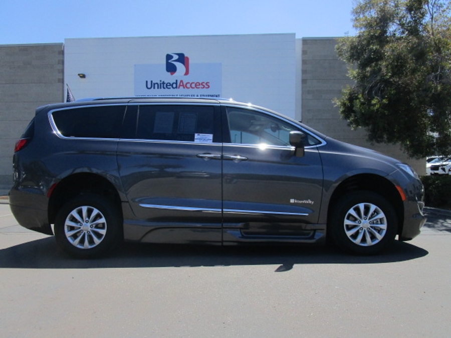 Used 2018 Chrysler Pacifica Touring L - BraunAbility Side Entry In Floor Automatic Ramp