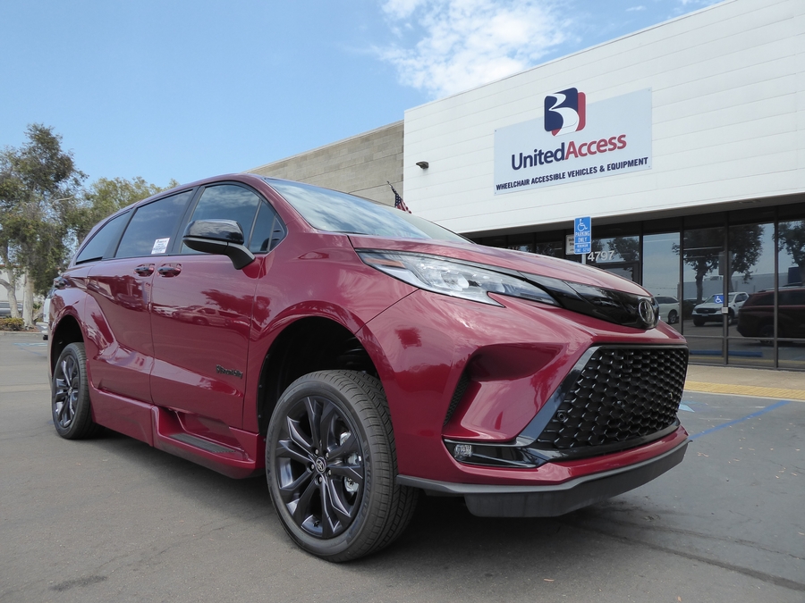 New 2026 Toyota Sienna Hybrid XSE Sport - BraunAbility Side Entry Fold Out Automatic Ramp