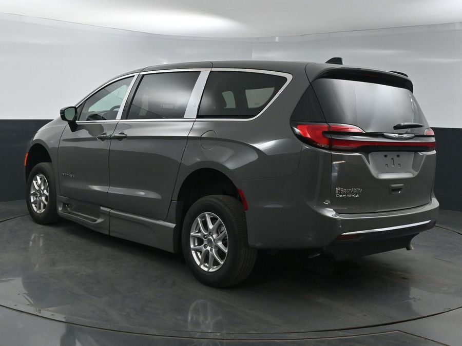 New 2025 Chrysler Pacifica Select Safety - BraunAbility Side Entry Entry Fold Out Automatic Ramp