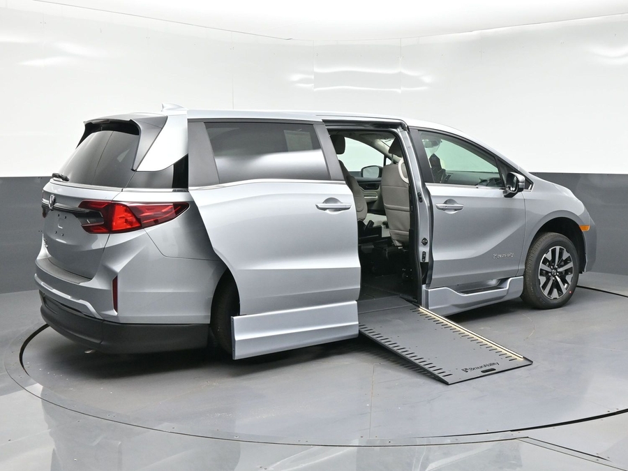 Silver Honda Odyssey image number 3