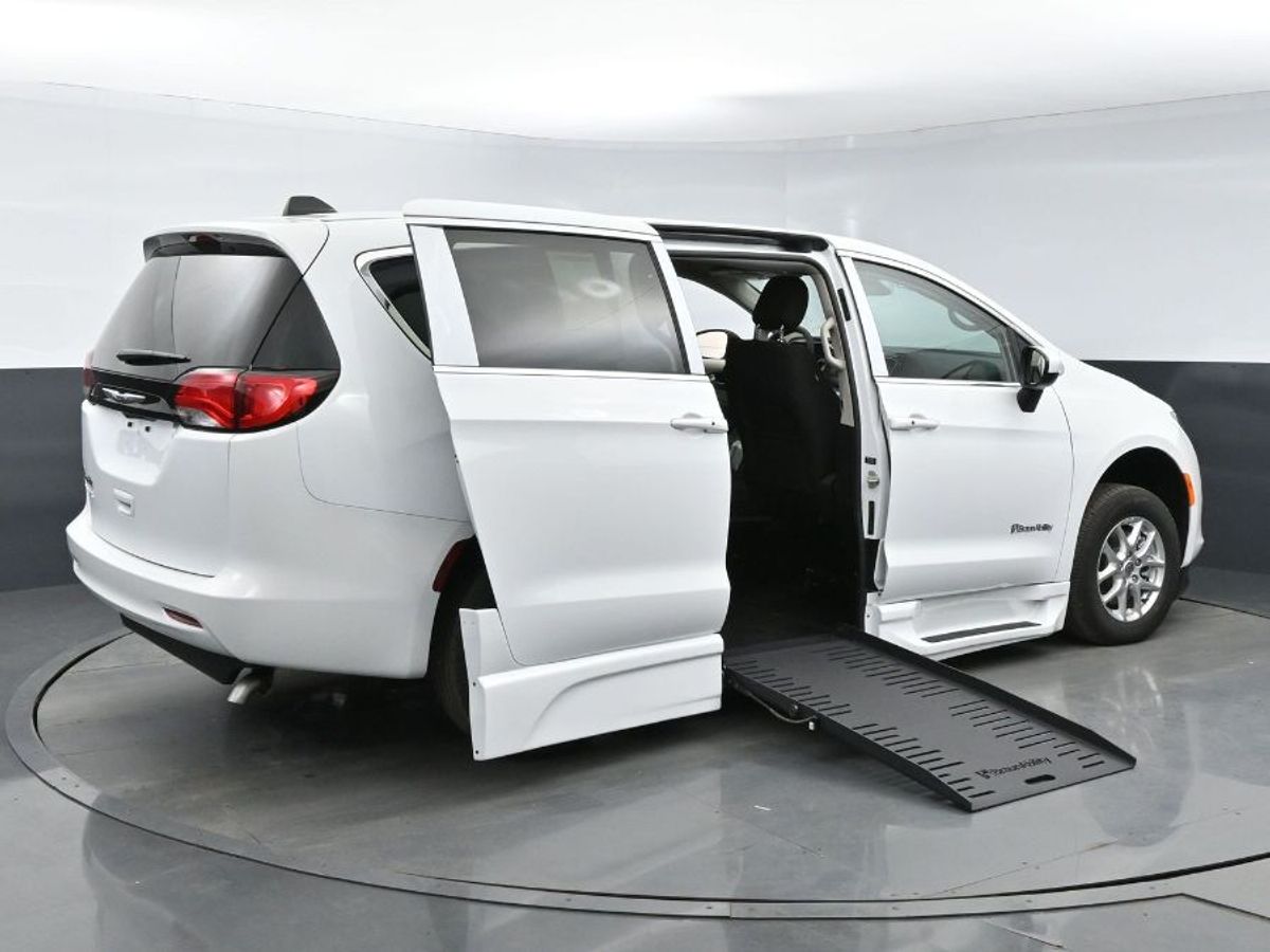 White Chrysler Voyager image number 19
