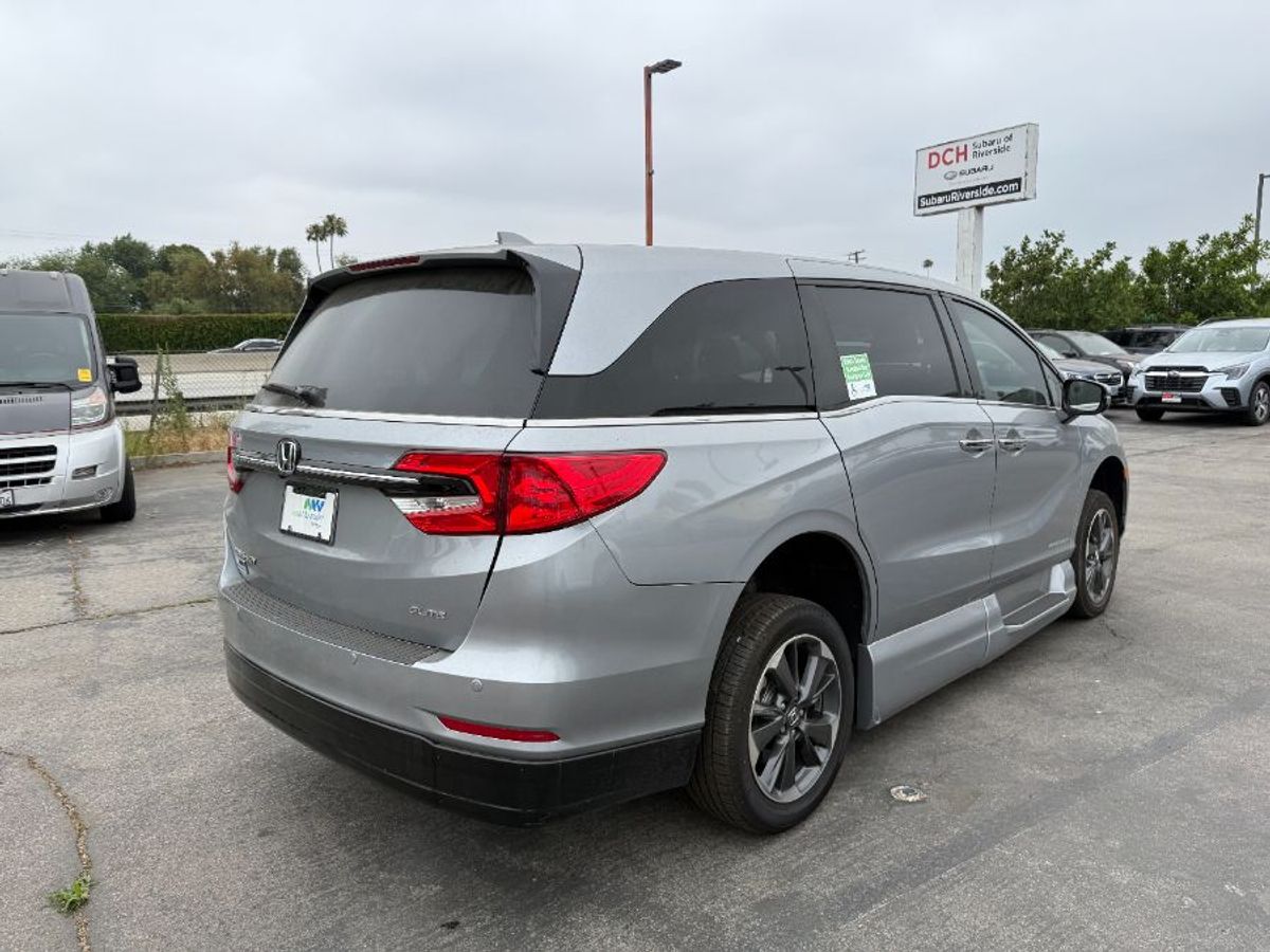 Silver Honda Odyssey image number 1