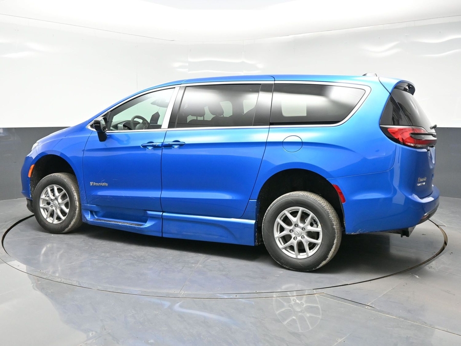 2026 Chrysler Pacifica Select's photo