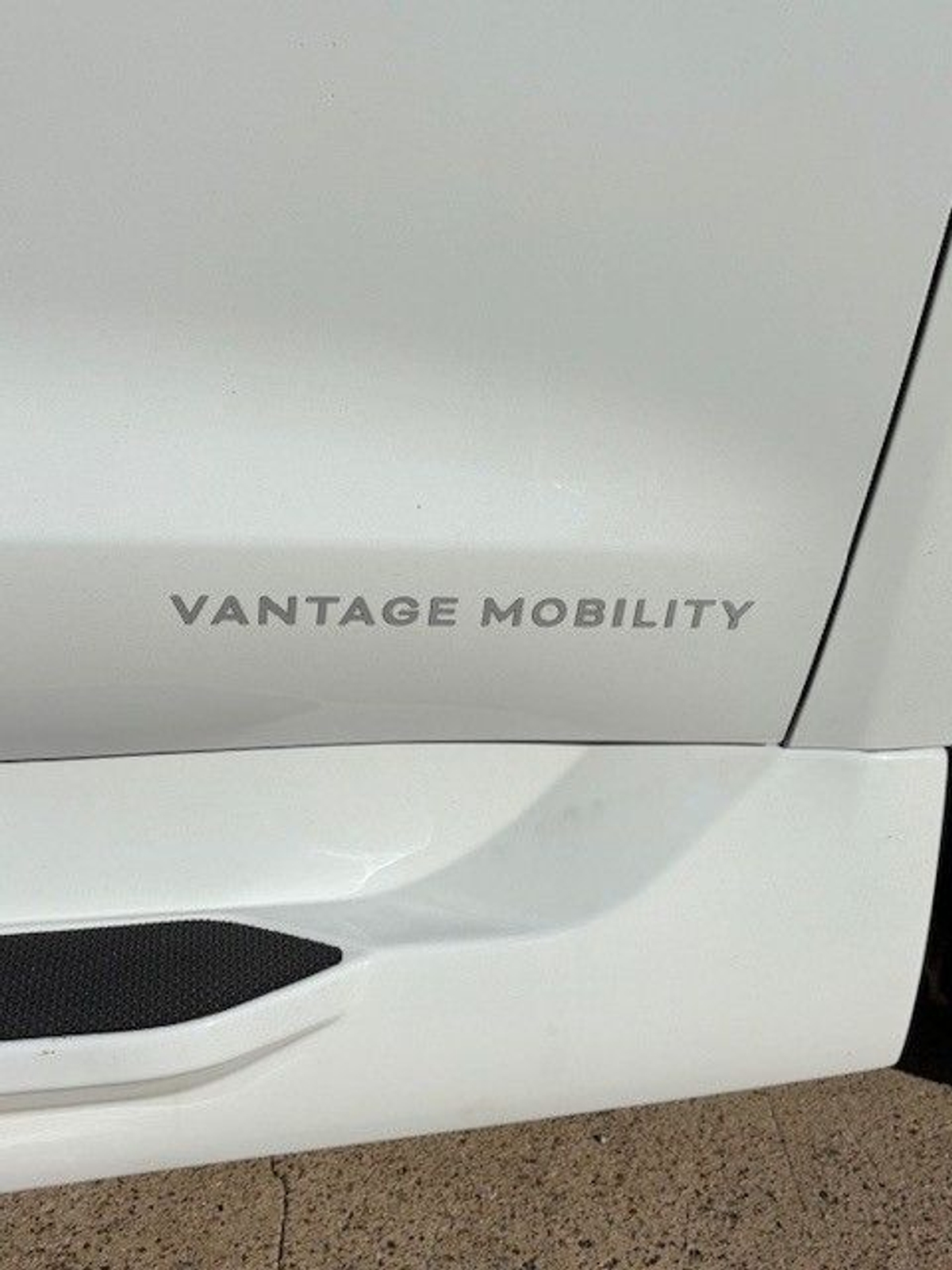 White Chrysler Pacifica image number 6