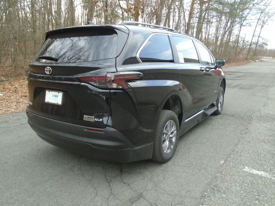Black Toyota Sienna image number 12