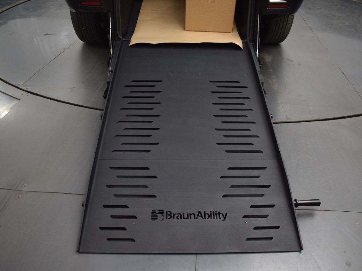 Black Chrysler Pacifica image number 8