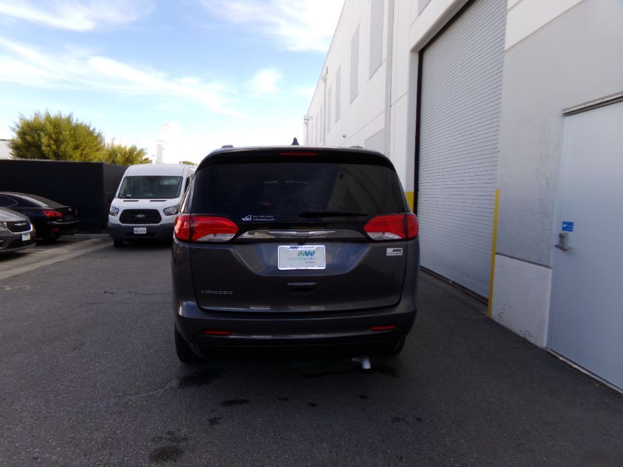 Grey Chrysler Voyager image number 12