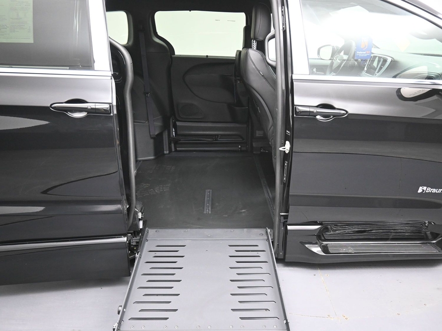 Black Chrysler Pacifica image number 11