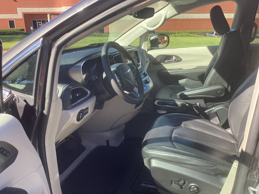 Grey Chrysler Pacifica image number 23