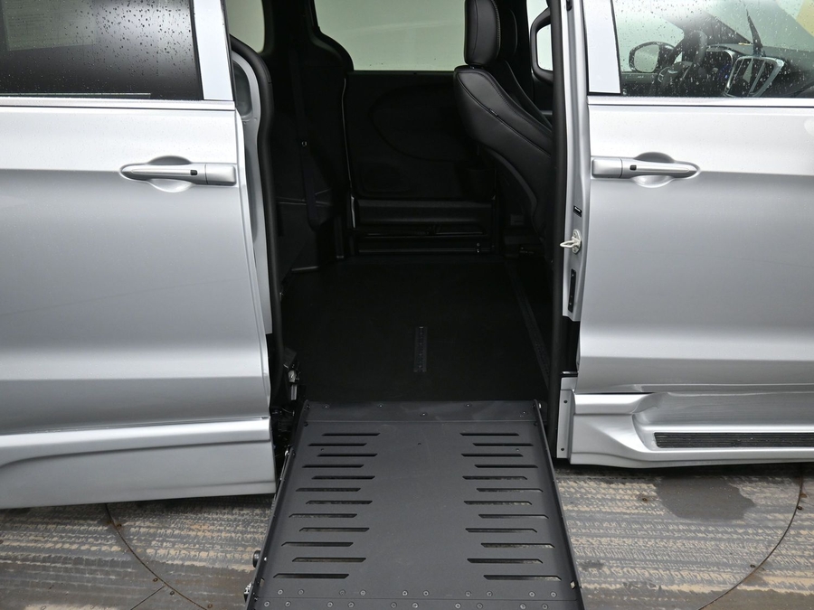 Silver Chrysler Pacifica image number 22