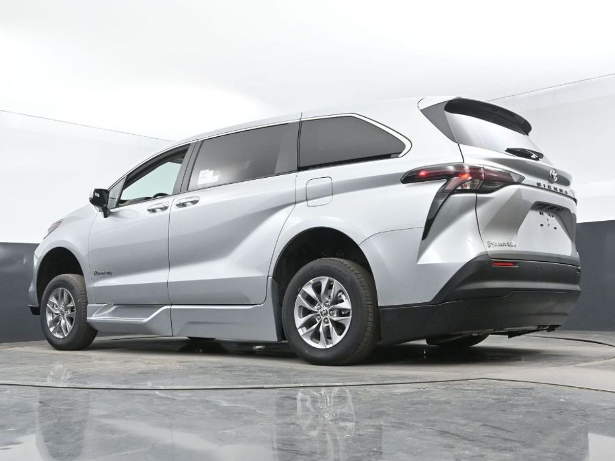 2024 Toyota Sienna XLE - Photo 12