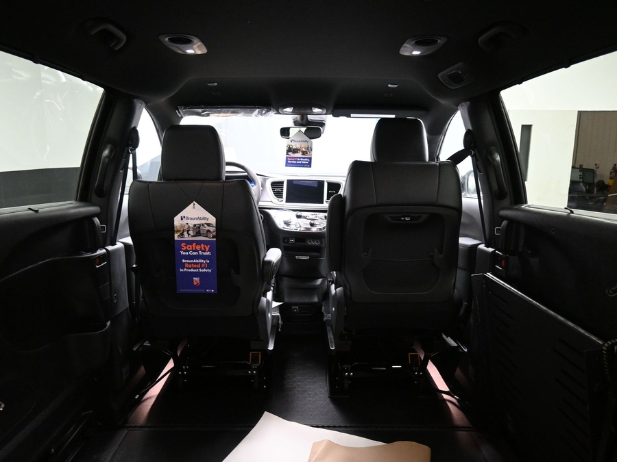 Black Chrysler Pacifica image number 14