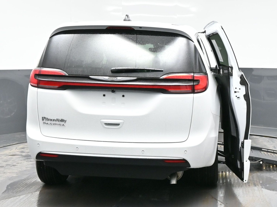 White Chrysler Pacifica image number 5