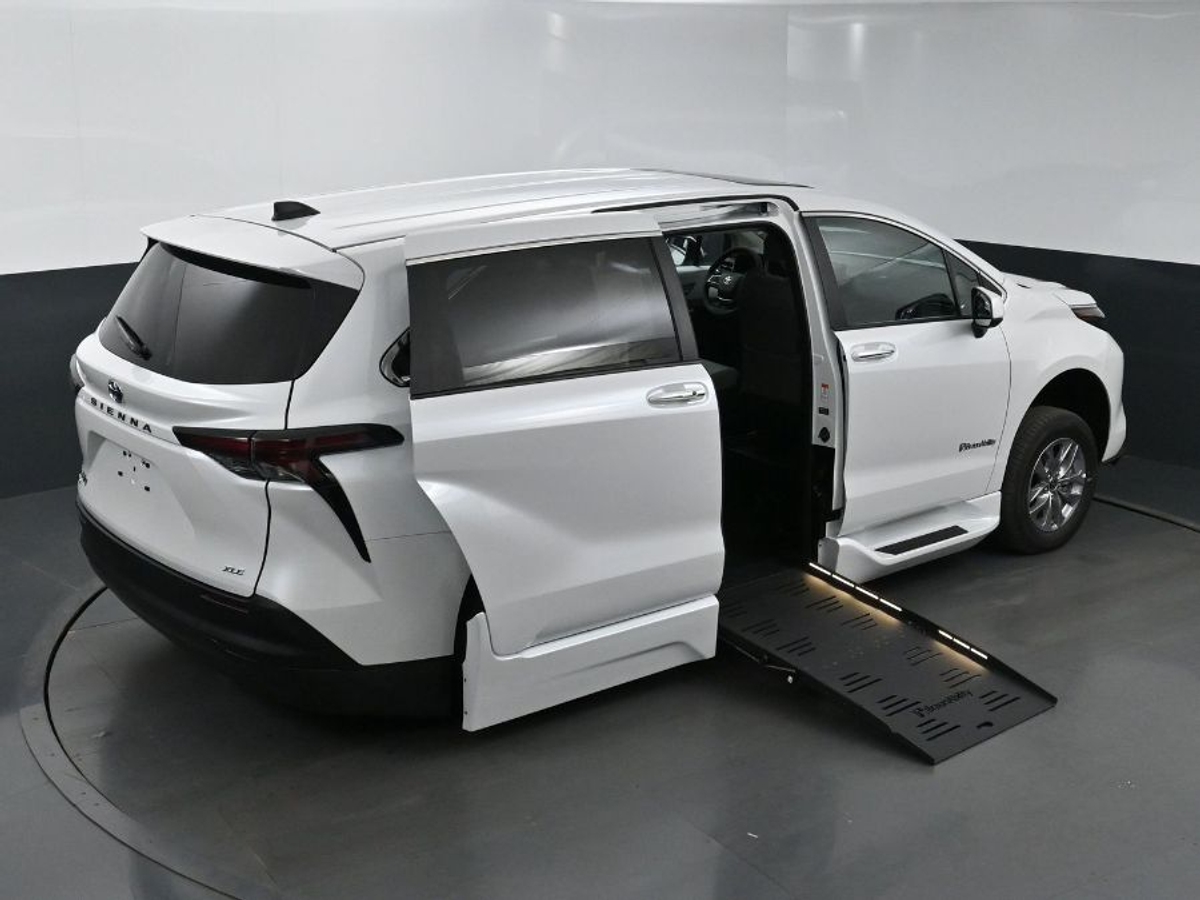 2025 TOYOTA SIENNA - Image 25