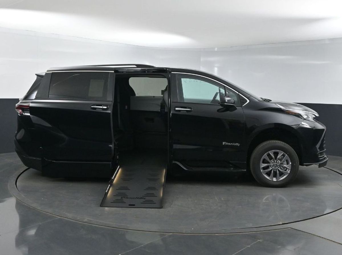 2025 Toyota Sienna XLE's photo