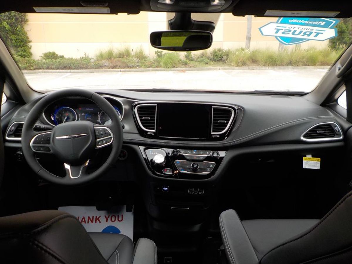 2025 CHRYSLER PACIFICA - Image 34