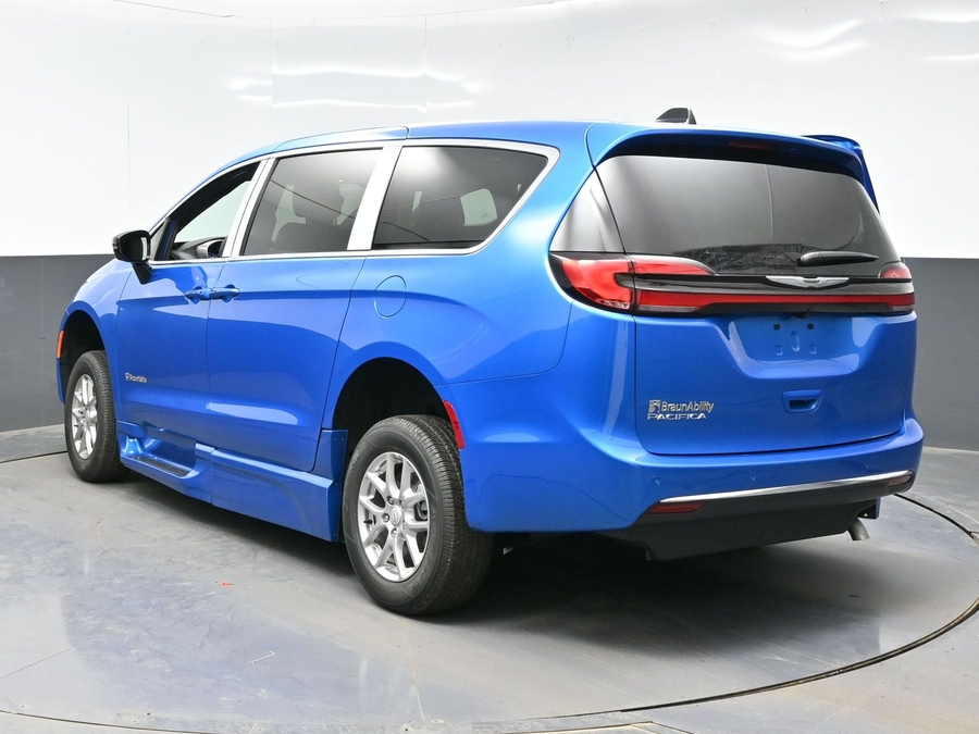 Blue Chrysler Pacifica image number 1