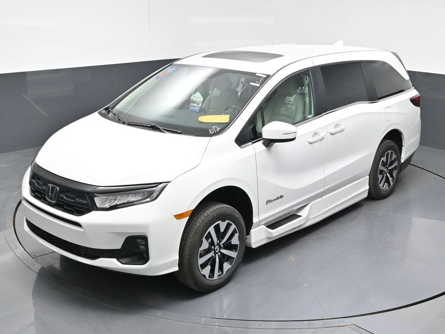 White Honda Odyssey image number 16