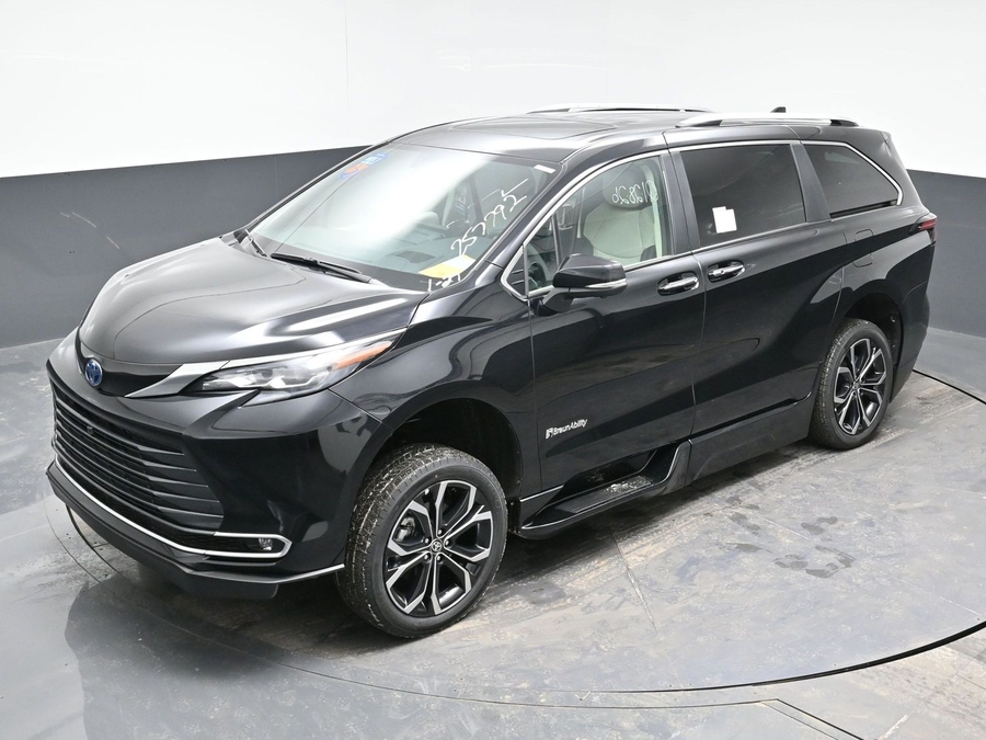 New 2025 Toyota Sienna Hybrid Platinum - BraunAbility Side Entry Entry Fold Out Automatic Ramp