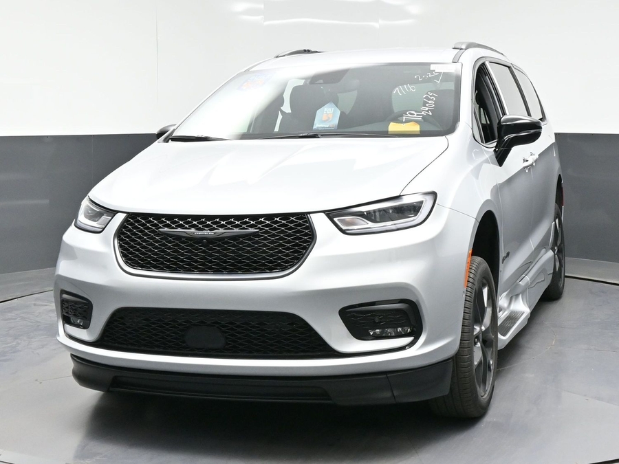 New 2026 Chrysler Pacifica Select Sport - BraunAbility Side Entry In Floor Automatic Ramp