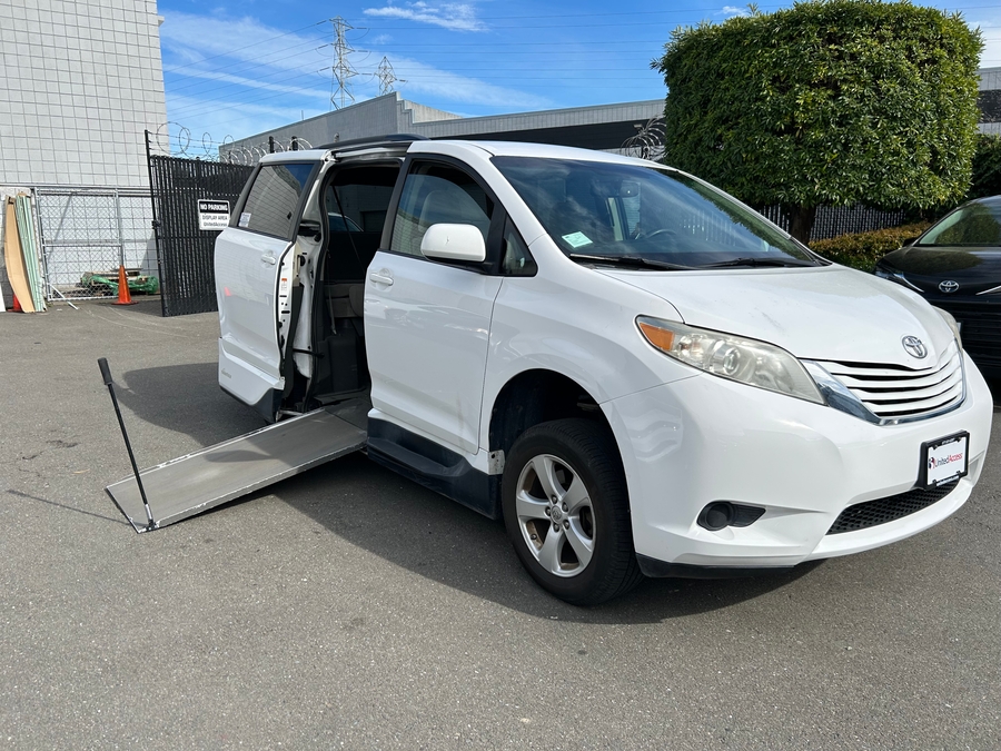 Used 2015 Toyota Sienna LE - VMI Side Entry Entry In Floor Manual Ramp