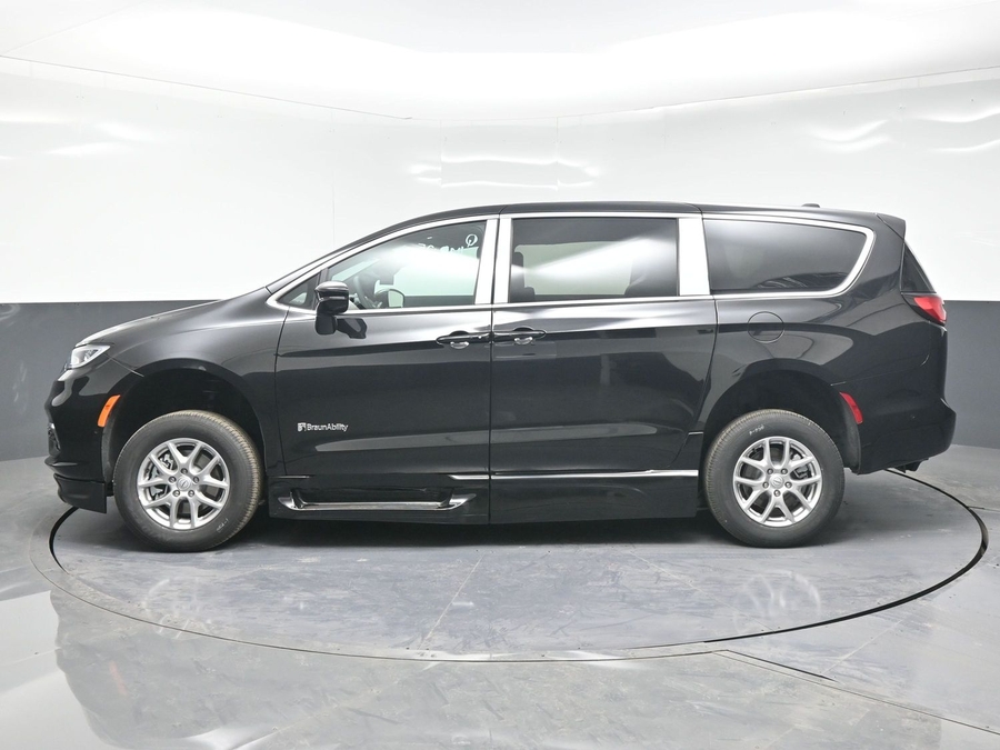 New 2025 Chrysler Pacifica Select Safety - BraunAbility Side Entry Entry Fold Out Automatic Ramp