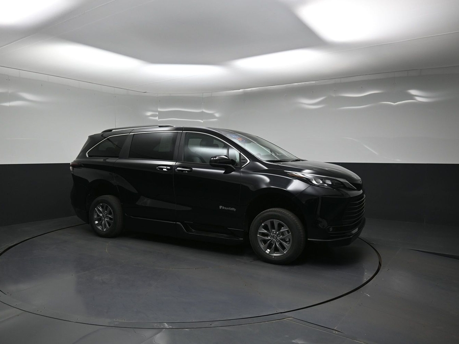 Imagen de la Toyota Sienna negra número 15
